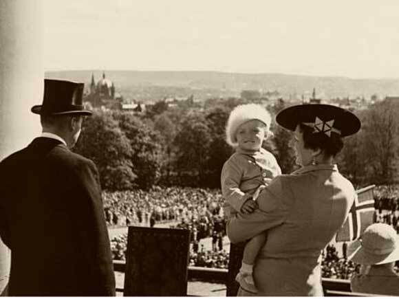 Kong Harald helsar barnetoget frå Slottsbalkongen for første gong i 1938. Foto: Dei kongelege samlingane